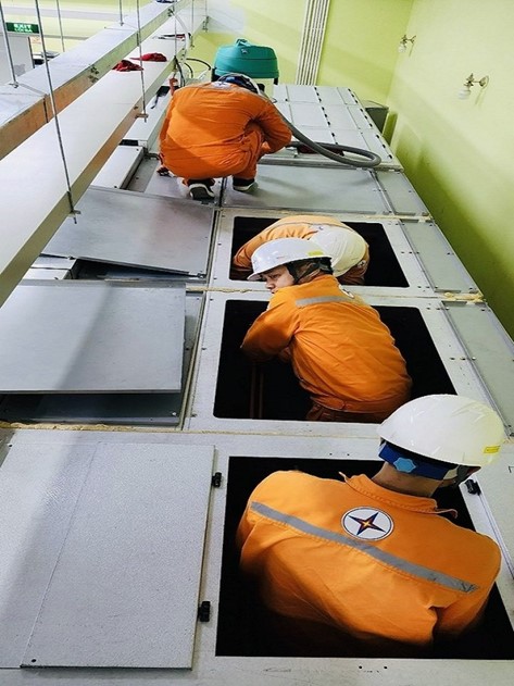 Công ty điện lực Nam Định thực hiện vệ sinh công nghiệp, xử lý tiếp xúc, bảo dưỡng thiết bị thuộc thanh cái trung áp tại trạm biến áp 110kV
