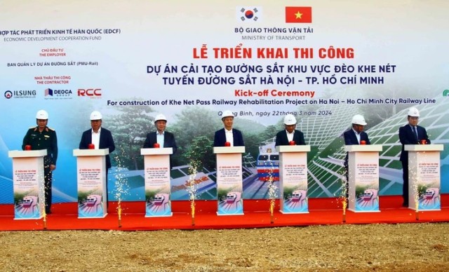 Các đại biểu thực hiện nghi thức bấm nút Triển khai thi công dự án cải tạo đường sắt khu vực đèo Khe Nét.