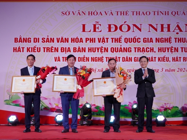 Lãnh đạo tỉnh Quảng Bình trao Bằng công nhận cho lãnh đạo 3 địa phương có diễn xướng hát Kiều.