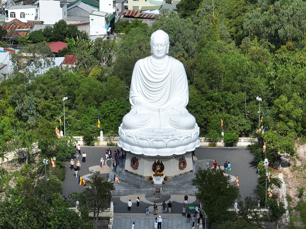 Tượng Kim Thân Phật Tổ, chùa Long Sơn Nha Trang