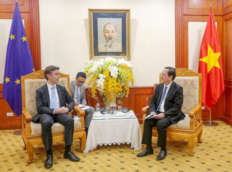 Bộ trưởng Huỳnh Thành Đạt và Đại sứ Đặc mệnh toàn quyền Liên minh Châu Âu tại Việt Nam Julien Guerrier