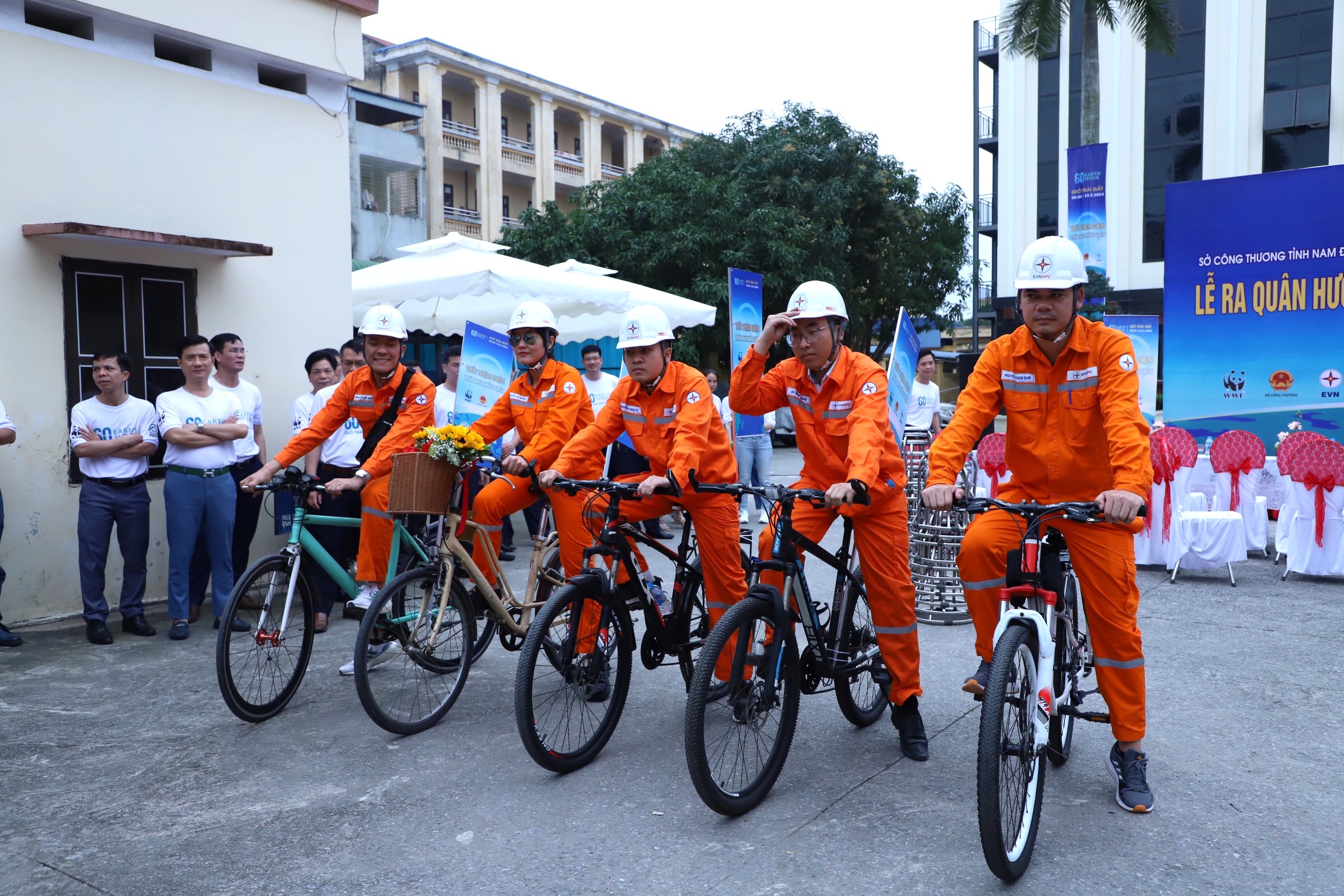 tình nguyện viên đã tổ chức đạp xe diễu hành