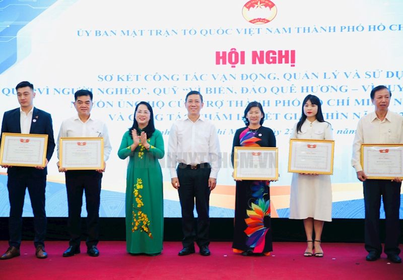Chủ tịch Uỷ ban MTTQ Việt Nam TP Trần Kim Yến và Phó Trưởng ban Dân vận Thành ủy TP Trần Xuân Điền trao Bằng khen cho các tập thể
