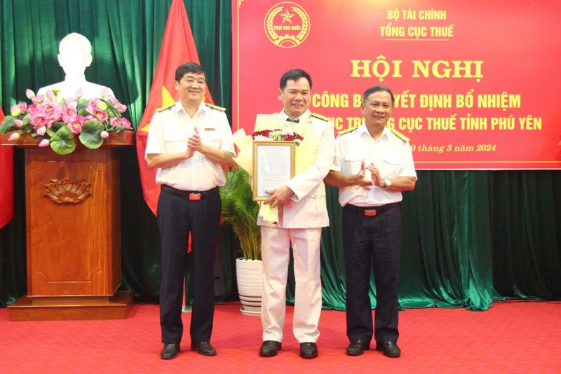 Tập thể Lãnh đạo VKSND tỉnh Thái Bình tặng hoa chúc mừng đồng chí Nguyễn Anh Đức.