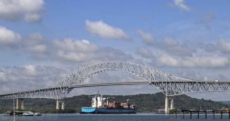Tàu chở hàng di chuyển qua kênh đào Panama tại khu vực Panama City.
