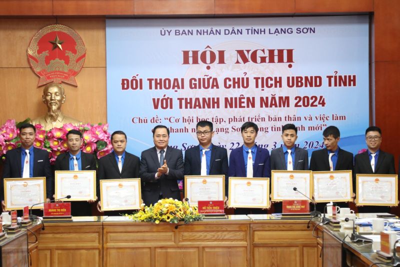 Chủ tịch UBND tỉnh Lạng Sơn Hồ Tiến Thiệu trao bằng khen cho các thanh niên tiêu biểu tại hội nghị