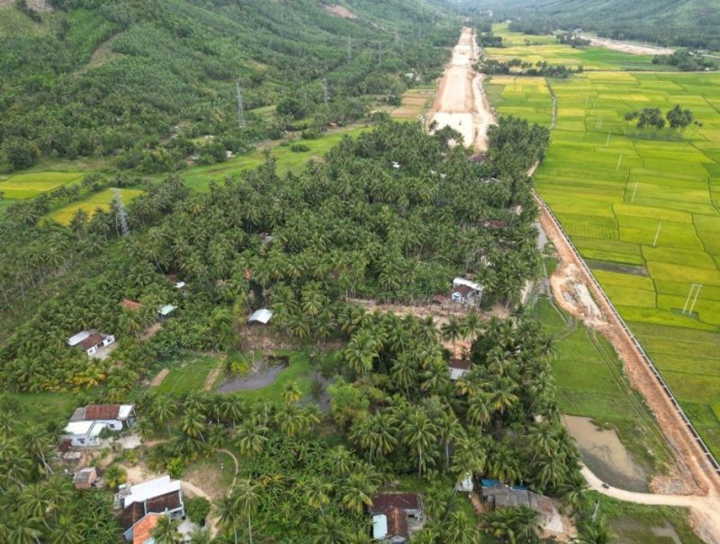 Dự án cao tốc Bắc - Nam, thành phần đoạn Quy Nhơn - Chí Thạnh qua tỉnh Phú Yên vẫn còn vướng mặt bằng, chủ yếu là nhà dân.
