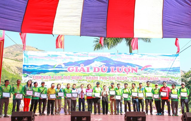 Đồng ch&iacute; Y Ngọc - Ph&oacute; Chủ tịch UBND tỉnh trao Giấy chứng nhận tham dự Giải cho c&aacute;c c&acirc;u lạc bộ