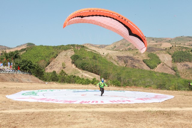 Giải dù lượn “Khám phá đại ngàn- Sa Thầy 2024”, với 130 phi công dù lượn tham gia