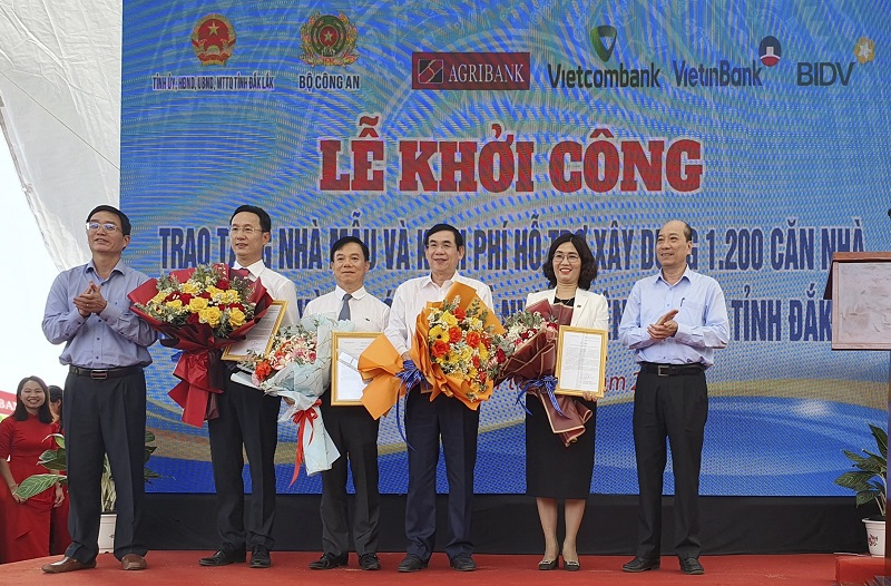 Đại diện các nhà tài trợ nhận hoa và thư cảm ơn của tỉnh ủy Đăk Lắk (bà Từ Thị Kim Thanh - Thành viên HĐTV Agribank thứ hai từ phải sang)