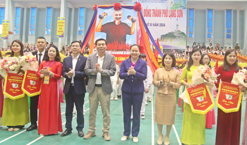 Lãnh đạo Thành ủy, UBND thành phố Lạng Sơn trao cờ lưu niệm cho các đoàn vận động viên