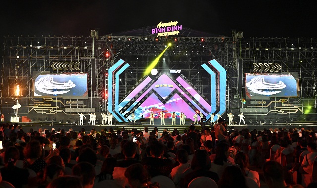 Rất đ&ocirc;ng c&aacute;n bộ, nh&acirc;n d&acirc;n v&agrave; du kh&aacute;ch đ&atilde; tham dự Lễ khai mạc. Ảnh: V.H