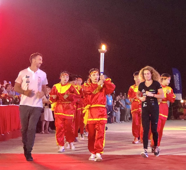 Đo&agrave;n VĐV rước đuốc. Ảnh: V.H