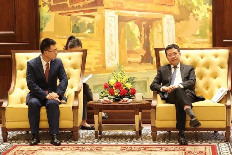 Bộ trưởng Nguyễn Mạnh Hùng làm việc cùng lãnh đạo Huawei.
