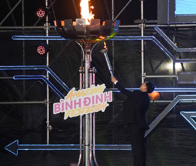 &Ocirc;ng Hồ Quốc Dũng thực hiện nghi thức thắp đuốc l&ecirc;n đ&agrave;i lửa.