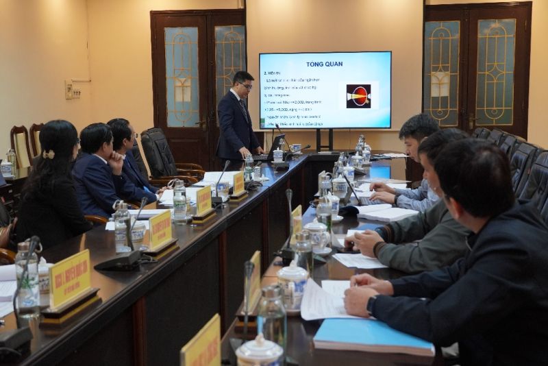 Đại diện Ban chủ nhiệm đề tài báo cáo kết quả trước Hội đồng.