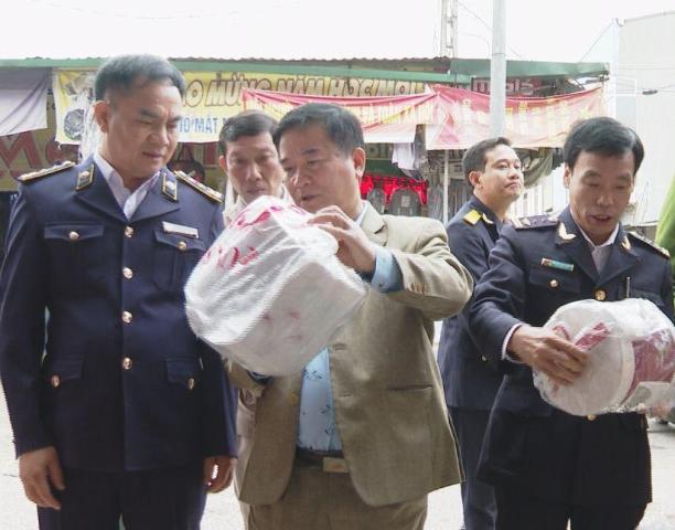 Đoàn công tác của Ban Chỉ đạo 389 tỉnh kiểm tra tại Chợ Mường Xén, huyện Kỳ Sơn, tỉnh Nghệ An.
