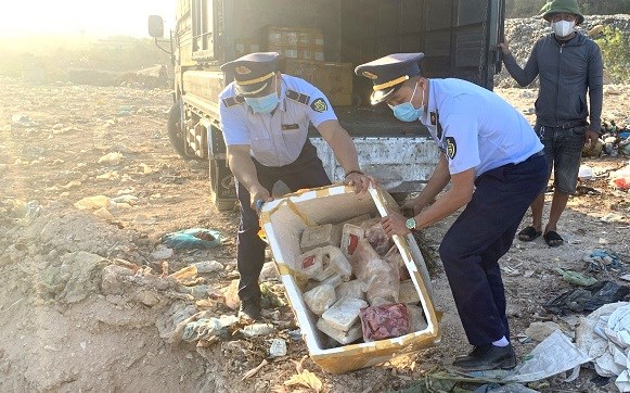 Lực lượng Quản lý thị trường tỉnh Đắk Lắk tiêu hủy lô thực phẩm đông lạnh không rõ nguồn gốc xuất xứ. Ảnh: Bảo Trung