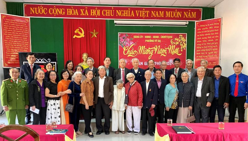 Phường Vỹ Dạ tổ chức gặp mặt Đảng viên 50 tuổi Đảng trở lên (nguyên UVBCT Nguyễn Khoa Điềm đứng giữa mang cà vạt đỏ)