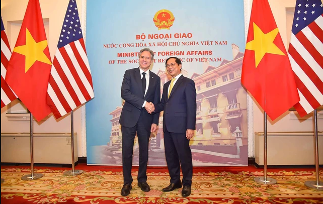 Bộ trưởng Bộ Ngoại giao Bùi Thanh Sơn và Ngoại trưởng Mỹ Antony Blinken ngày 15-4-2023 tại Hà Nội.Ảnh: Bộ Ngoại giao