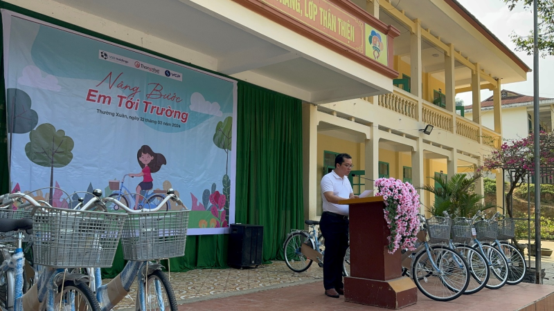 Thầy Lê Đình Khôi – Hiệu trưởng trường tiểu học Yên Nhân 1, phát biểu tại buổi lễ