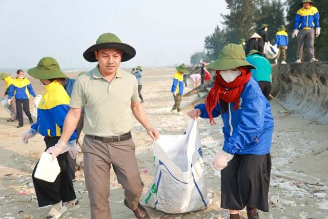 Thầy Lê Văn Đức – Hiệu trưởng Trường TH&THCS Xanh Tuệ Đức Nghệ An tham gia nhặt rác cùng với giáo viên, học sinh nhà trường.