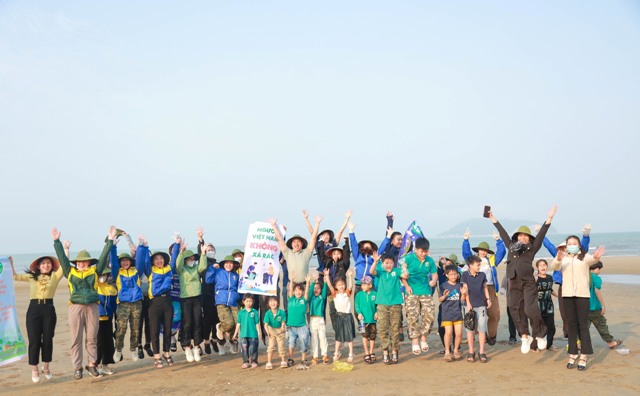 Thầy trò Trường TH&THCS Xanh Tuệ Đức Nghệ An hưởng ứng chiến dịch làm sạch bãi biển Cửa Lò.