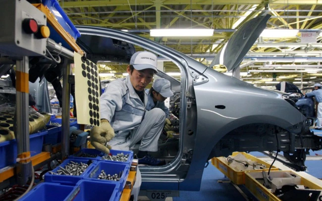 Công nhân làm việc trong một nhà máy lắp ráp xe ô tô ở tỉnh Miyagi, Nhật Bản. (Ảnh: AP)