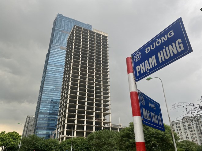 Dự án văn phòng Vicem Tower được cấp phép năm 2011 và dự kiến hoàn thành 3 năm sau đó, nhưng đến nay vẫn bỏ hoang. (Ảnh: Vĩnh Hoàng)