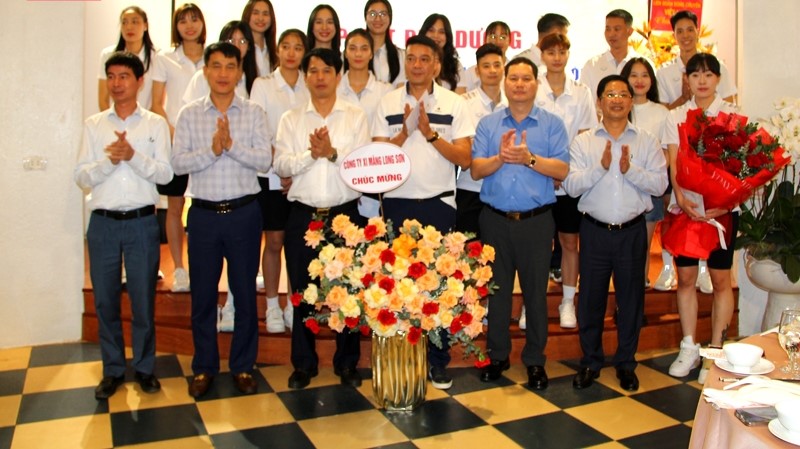 Các đồng chí lãnh đạo tỉnh và nhà tài trợ chúc mừng đội bóng chuyền nữ Xi măng Long Sơn Thanh Hóa.