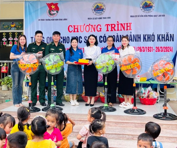 Các đơn vị phối hợp tổ chức chương trình tặng quà cho Trường Mần non Vành Khuyên, thị trấn Lao Bảo08:47/-strong1/-strong/-strong/-heart:>:o:-((:-h