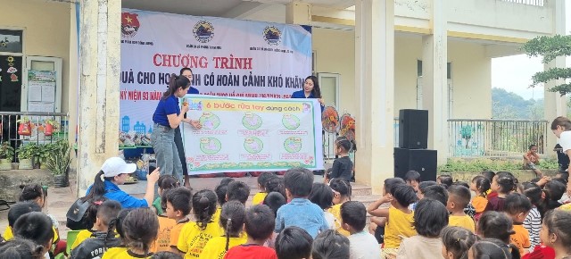 Chi Đoàn Trường Mầm non Đông Lương (TP Đông Hà) tuyên truyền 6 bước rửa tay đúng cách cho các cháu Trường Mầm non Vành khuyên