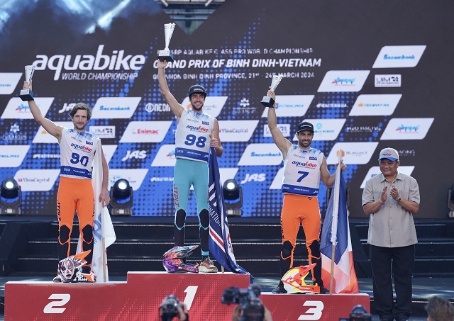 Ông Lê Kim Toàn (bìa phải) trao cúp cho các tay đua đoạt giải hạng mục Ski Division GP1.
