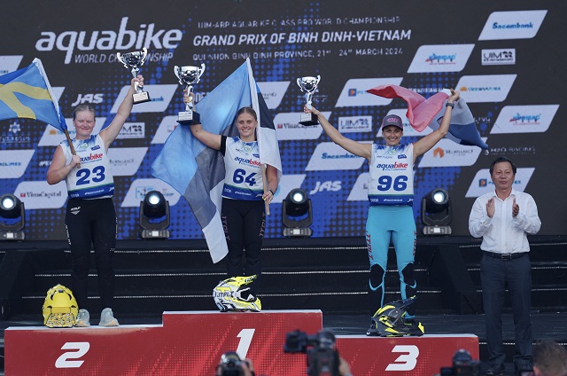 Ông Nguyễn Văn Dũng (bìa phải) trao cúp cho tay đua đoạt giải nhất hạng mục Ski Ladies - Jasmiin Ypraus (Estionia).