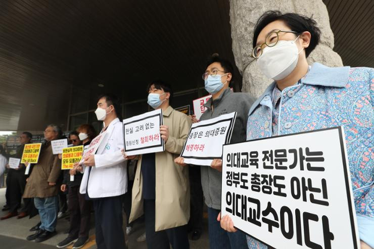 Các giáo sư y khoa tại Đại học Quốc gia Chungbuk ở Cheongju tổ chức một cuộc mít tinh ngày 19/3. Ảnh: Yonhap