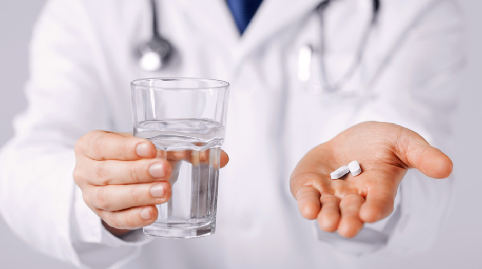 Người bị huyết &aacute;p cao cần d&ugrave;ng thuốc theo đ&uacute;ng chỉ định