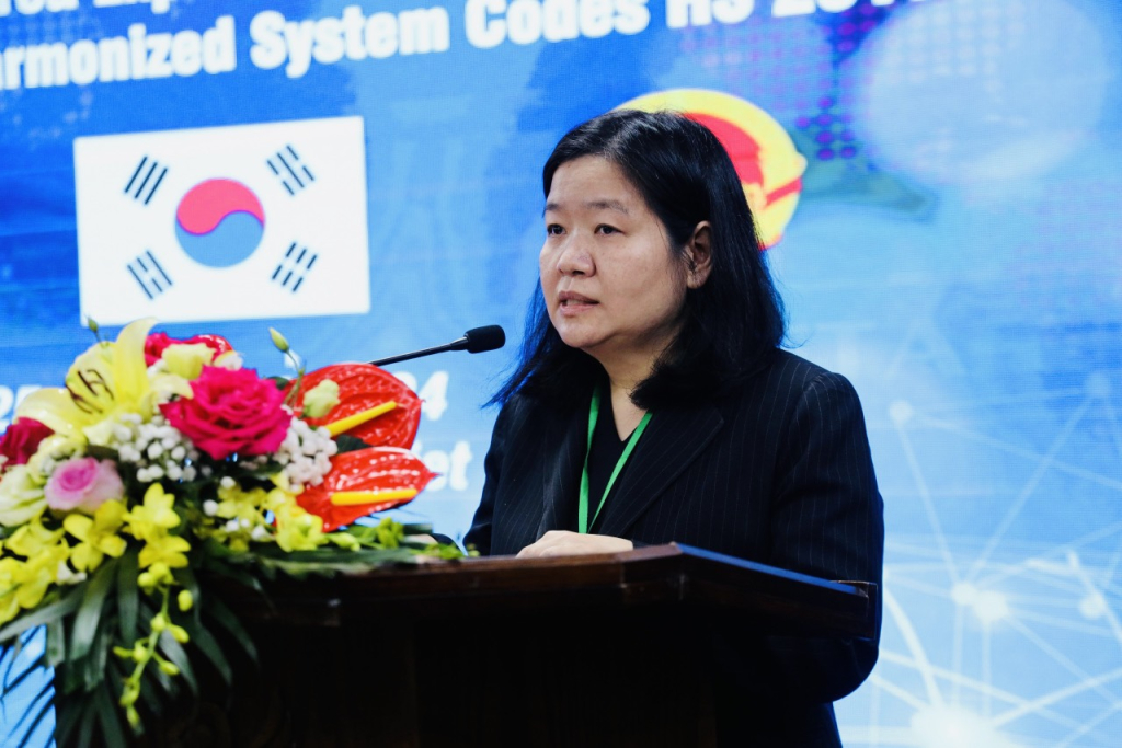 Bà Sasikanya Ponien, đồng chủ tịch Tiểu ban Quy tắc xuất xứ Hiệp định ASEAN – Hàn Quốc, phát biểu tại hội nghị.