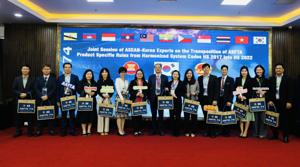 Đại diện Hàn Quốc và 10 nước ASEAN cùng Ban Thư ký ASEAN, Cục Xuất nhập khẩu Bộ Công Thương tại hội nghị.