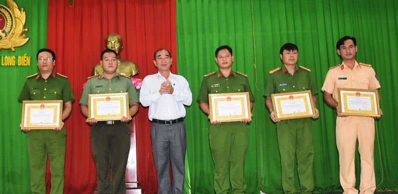 Ông Lâm Văn Hồng, Chủ tịch UBND huyện Long Điền trao khen thưởng cho các tập thể.