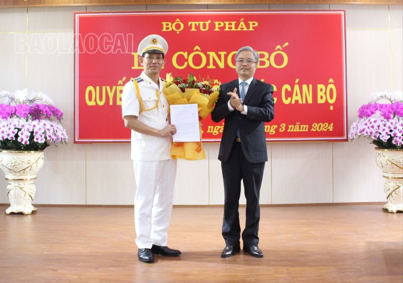 Đồng chí Nguyễn Quang Thái trao quyết định bổ nhiệm Cục trưởng Cục Thi hành án dân sự tỉnh Lào Cai cho đồng chí Đỗ Ngọc Ba.