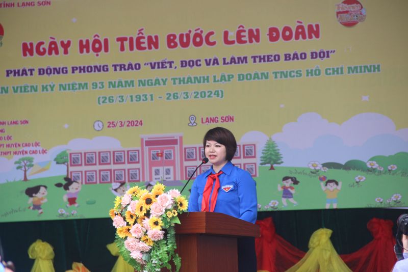 Phó Bí thư Tỉnh Đoàn Lạng Sơn Lê Thùy Dung, Chủ tịch Hội đồng Đội tỉnh Lạng Sơn phát biểu tại ngày hội