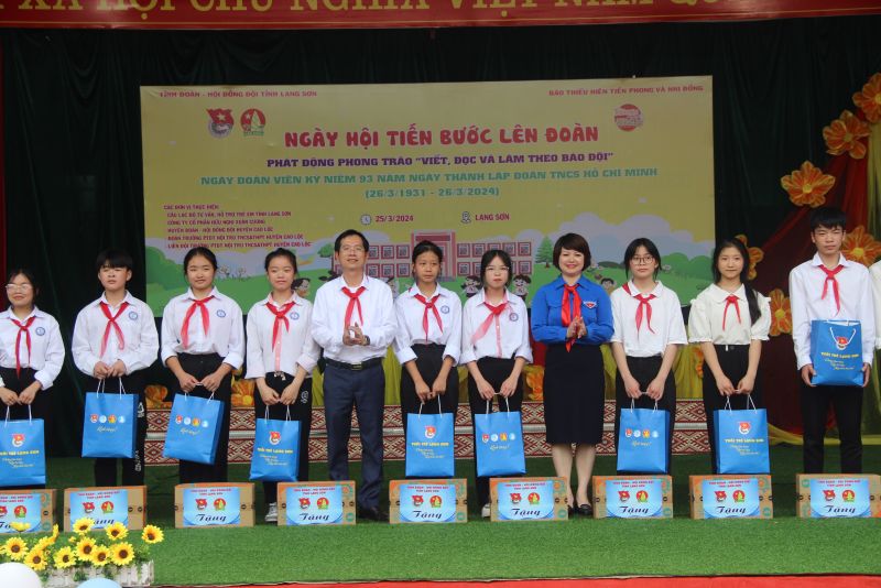 Lãnh đạo UBND huyện Cao Lộc và Hội đồng Đội tỉnh Lạng Sơn trao quà cho các em học sinh có hoàn cảnh khó khăn