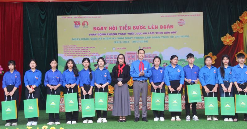 Đại diện Công ty Cổ phần Hữu nghị Xuân Cương trao quà cho các em học sinh có hoàn cảnh khó khăn