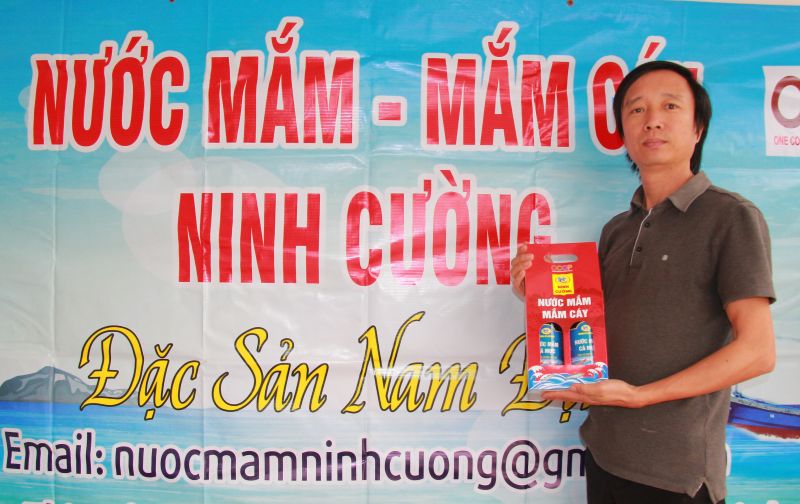 Anh Phúc giới thiệu về sản phẩm nước mắm Ninh Cường được đóng gói cẩn thận trước khi đưa ra thị trường