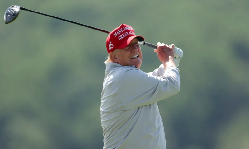 Cựu Tổng thống Donald Trump tập trung…đánh golf. Ảnh Getty.