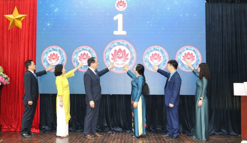 Phó Chủ tịch Thường trực UBND tỉnh Lạng Sơn Dương Xuân Huyên (thứ 3 từ trái sang) cùng các đại biểu thực hiện nghi thức bấm nút chính thức phát động cuộc thi