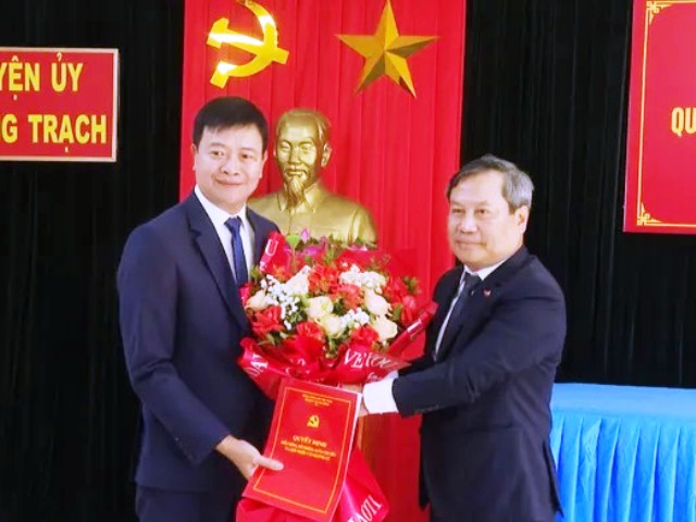 Bí thư Tỉnh ủy Quảng Bình, trao quyết định, tặng hoa chúc mừng tân Bí thư Huyện ủy Quảng Trạch.