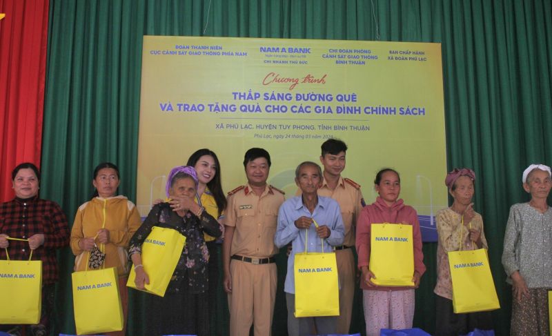 Cục CSGT phối hợp với Phòng CSGT Bình Thuận và Nam Á Bank Chi nhánh Thủ Đức trao tặng quà cho các gia đình chính sách có hoàn cảnh khó khăn trên địa bàn xã Phú Lạc.