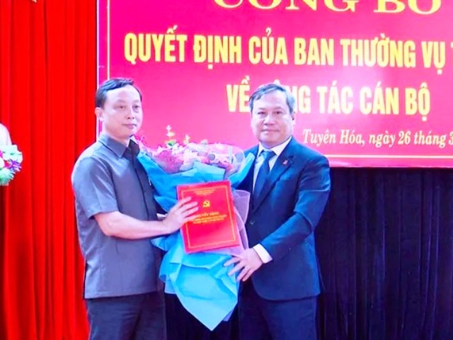 í thư Tỉnh ủy Quảng Bình, trao quyết định, tặng hoa chúc mừng tân Bí thư Huyện ủy Tuyên Hóa.