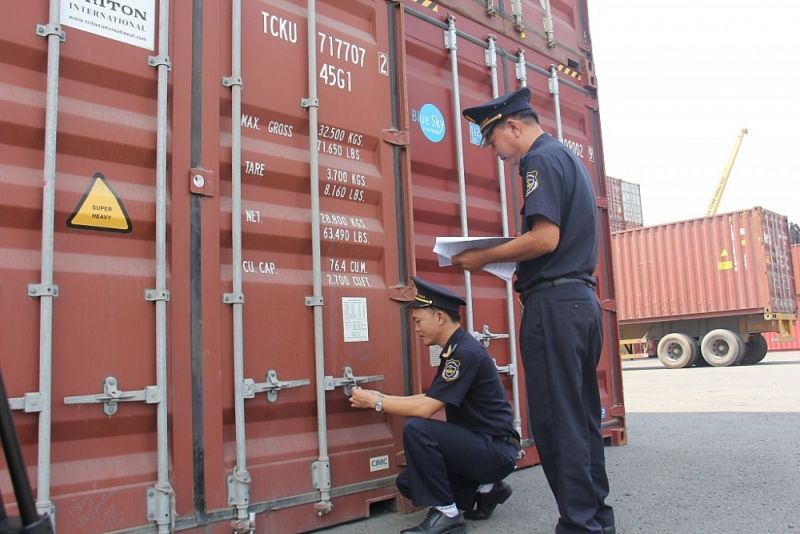 Giám sát hàng hóa xuất nhập khẩu tại cảng Đồng Nai. Ảnh: NH